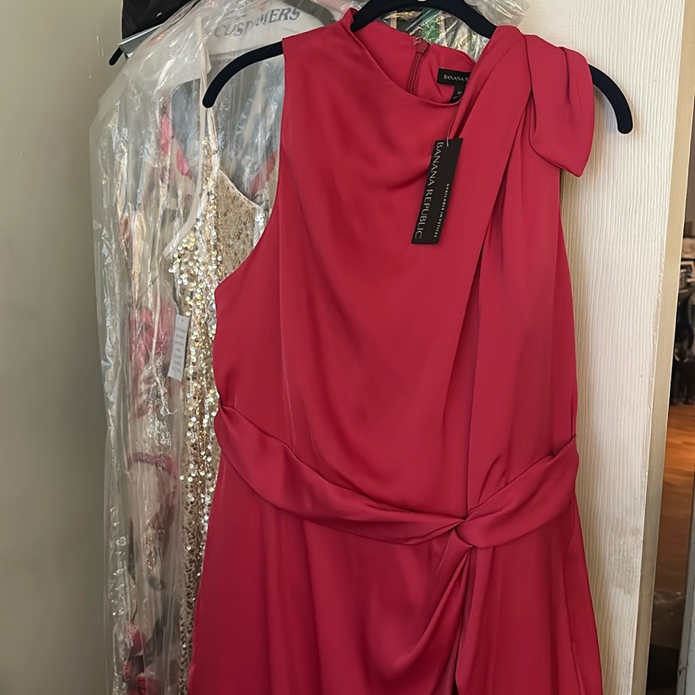 Banana Republic fuchsia Dressy dress. It is classic, sleeveless, NWT timeless